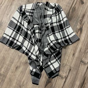 Women’s Ophelia Roe winter black & white Buffalo plaid shawl - S/M